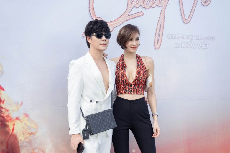 Nathan Lee trong buổi ra mắt MV Yêu thương quay về.
