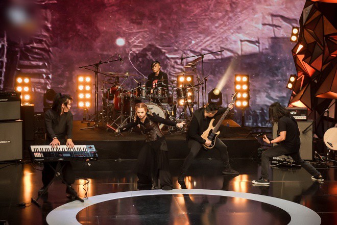 An Nam Band biểu diễn ca khúc Tiếng trống Mê Linh trên sân khấu Rock Việt.
