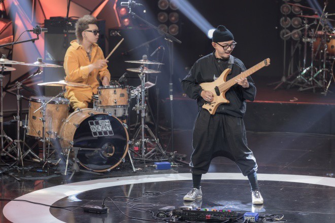Guitarist Dzũng biểu diễn tác phẩm Trống cơm. 
