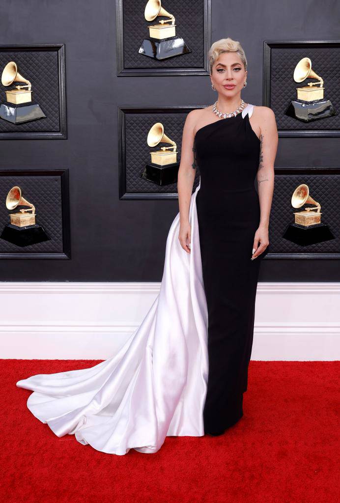 The red carpet of the 2022 Grammys pops up in a dress that's almost 3 decades old, still as fresh as print - 5