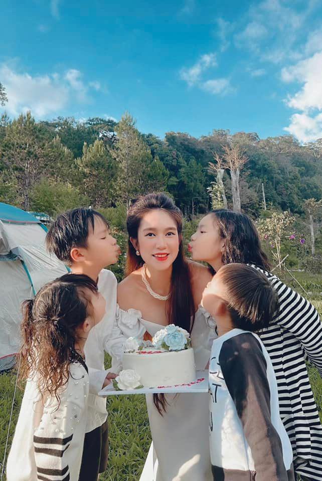 Attending a wedding as beautiful as the bride, not a few think Ly Hai's wife is sitting at home taking care of 4 children - 13