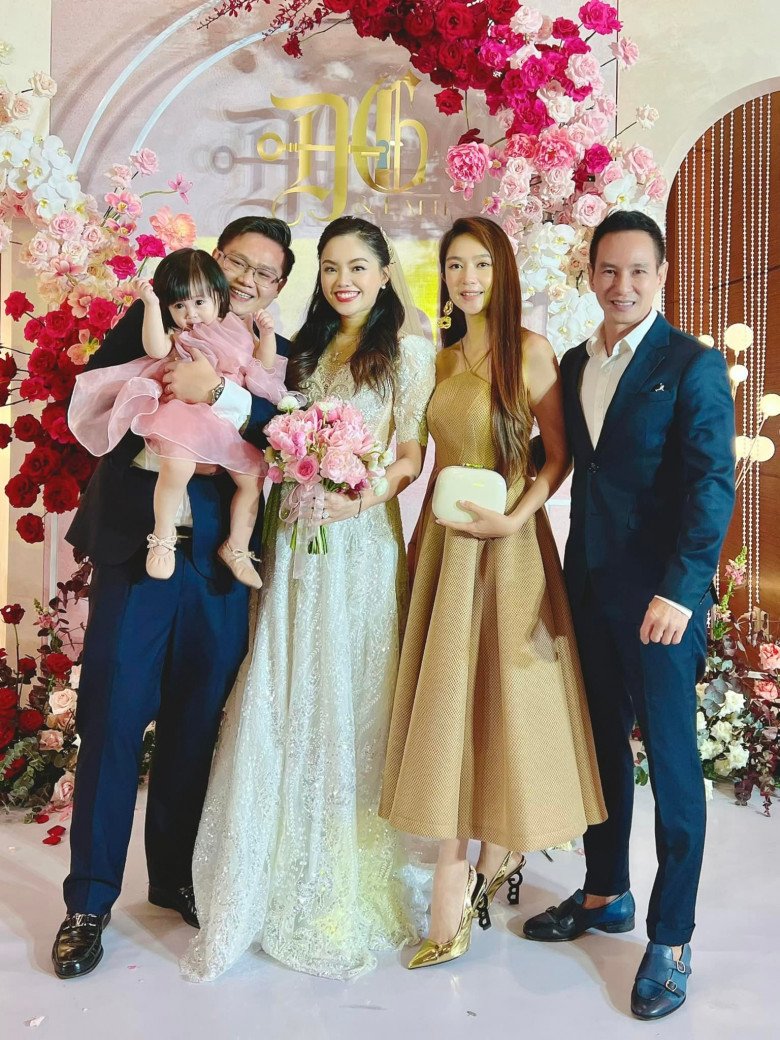 Attending a wedding as beautiful as the bride, not a few think Ly Hai's wife is sitting at home taking care of 4 children - 1
