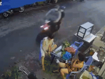  Clip: Bị 2 tên cướp giật dây chuyền, người phụ nữ sợ hãi la hét 