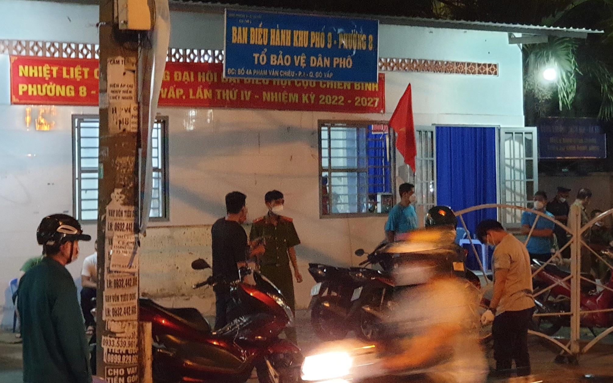 Lực lượng chức năng có mặt ở hiện trường vụ nam dân quân bị đâm tử vong. Ảnh: Tri thức trực tuyến