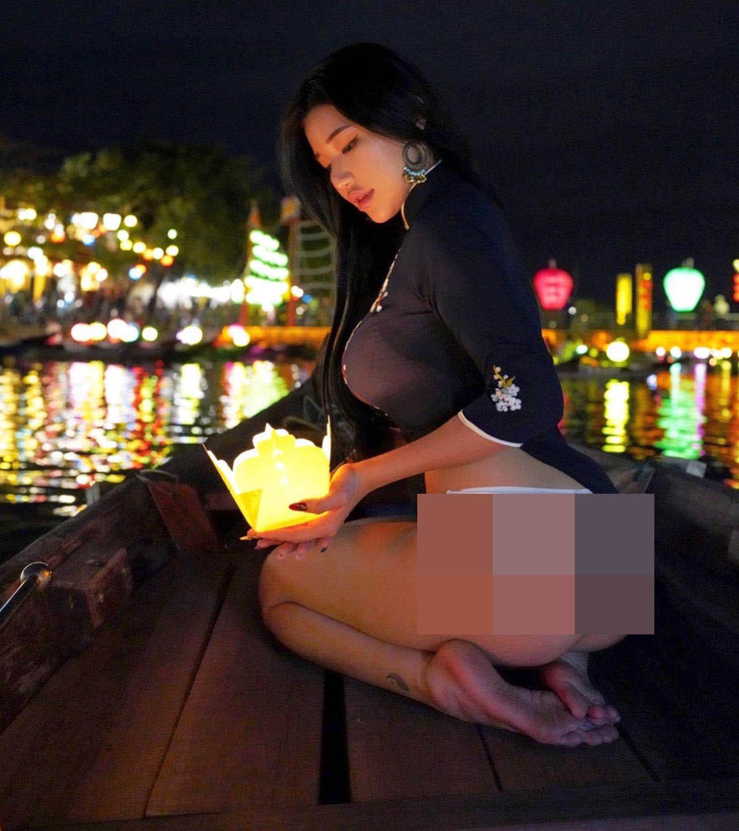 Famous model criticized for wearing ao dai to show off her underwear in Hoi An - 2