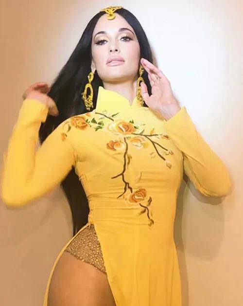 Famous model criticized for wearing ao dai showing off her underwear in Hoi An - 6