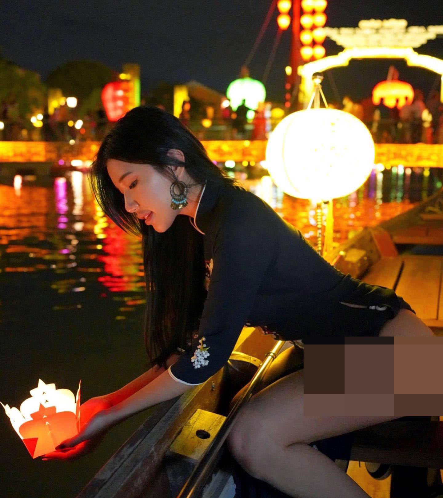 Famous model criticized for wearing ao dai showing off her underwear in Hoi An - 4