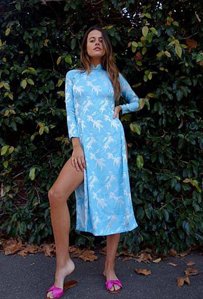 Famous model criticized for wearing ao dai showing off her underwear in Hoi An - 9