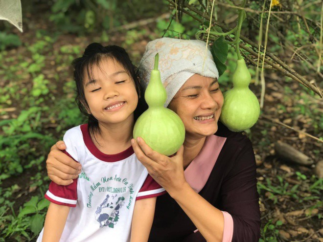2 tuần không về Bình Phước, diễn viên Kiều Trinh tiếc nuối nhìn quả rụng đầy vườn không ai ăn - 1