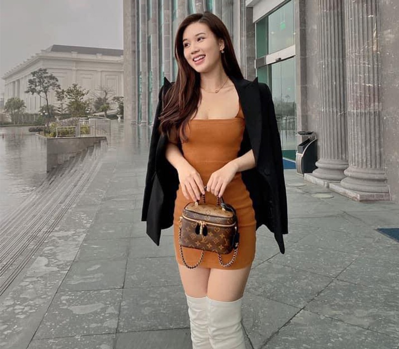 Kết thân cùng đôi boots cao cổ và mix&match hàng hiệu sành điệu, cô nàng càng ghi điểm sang chảnh.
