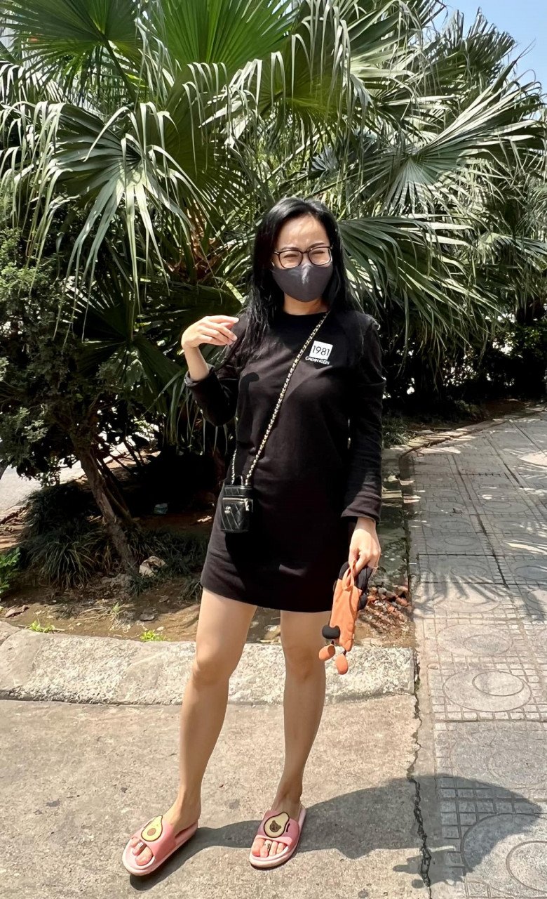 BTV Hoai Anh went to the supermarket to dress too much amp;#34;fireamp;#34;: Wearing hidden pants, sandals, carrying a very expensive small bag - 4