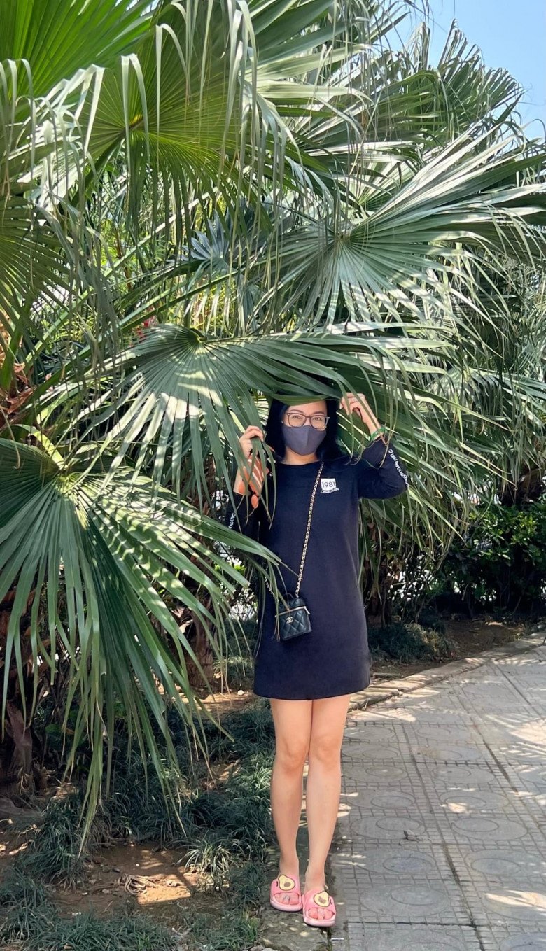 Editor Hoai Anh went to the supermarket to dress too much amp;#34;fireamp;#34;: Wearing hidden pants, sandals, carrying a very expensive small bag - 5