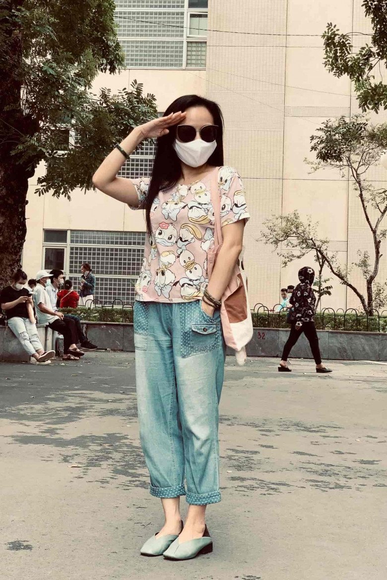 BTV Hoai Anh went to the supermarket to dress too much amp;#34;fireamp;#34;: Wearing hidden pants, sandals, carrying a very expensive small bag - 8