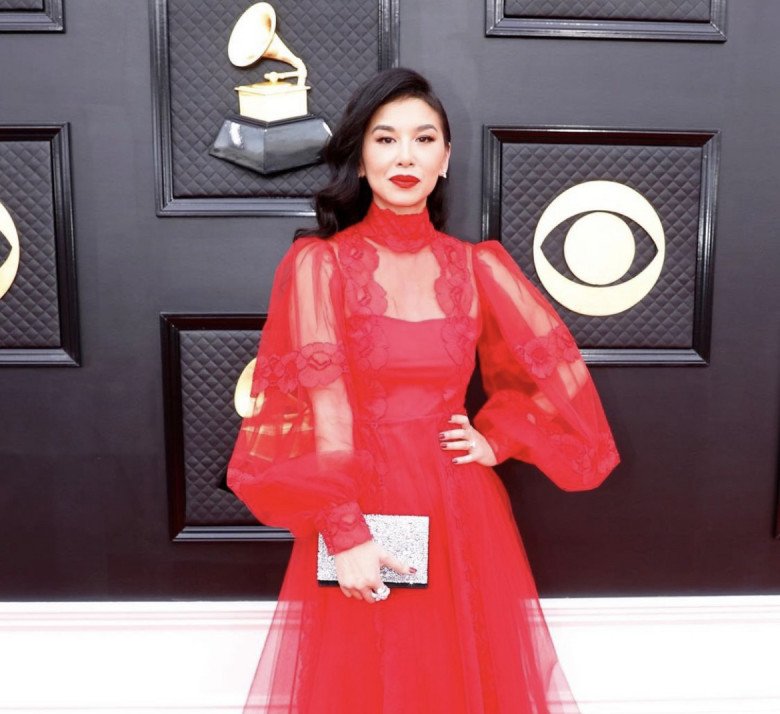 The only Vietnamese-born singer to win a Grammy Award: U40 has a youthful and slim body thanks to yoga - 1