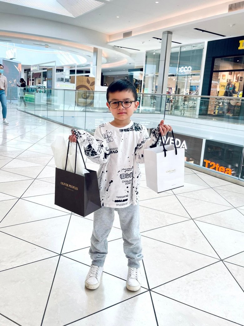 Dan Truong's son: 5 years old is amp;#34;luckyamp;#34;  fashion model app go shopping - 1