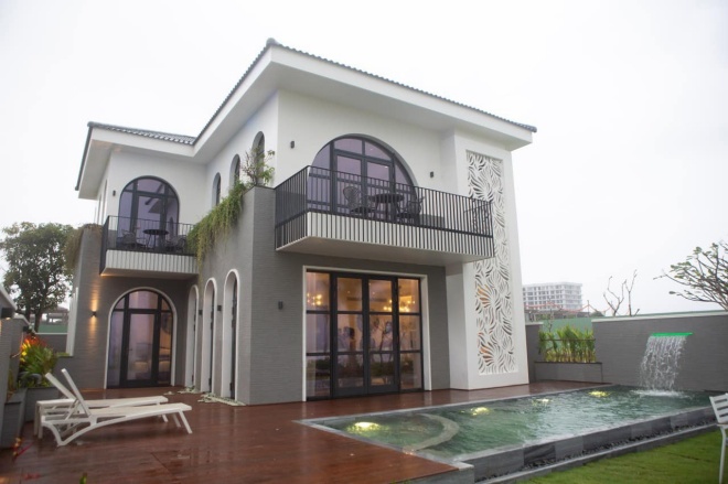 Mr Hung shows off up close the newly purchased villa worth VND 50 billion, overlooking the sea from the house - 7