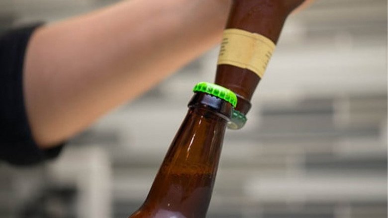 Không cần bật bia, với 5 cách này phụ nữ cũng có thể mở nắp bia trong tích tắc - 1