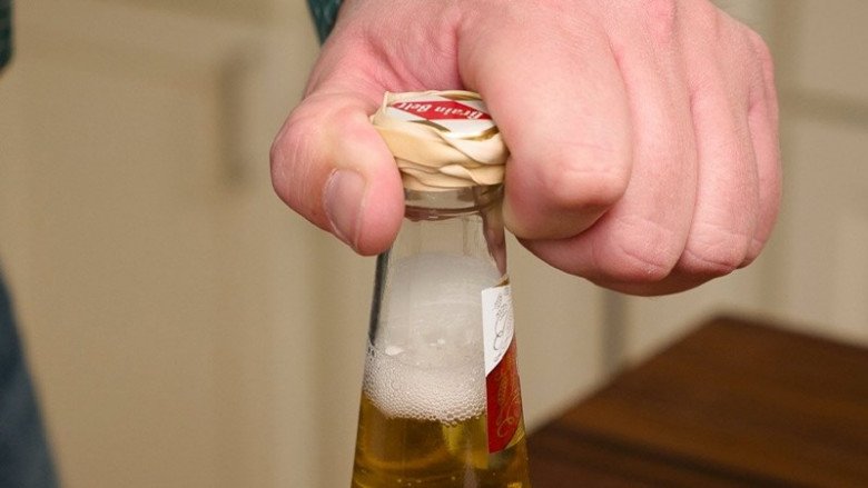 Không cần bật bia, với 5 cách này phụ nữ cũng có thể mở nắp bia trong tích tắc - 6