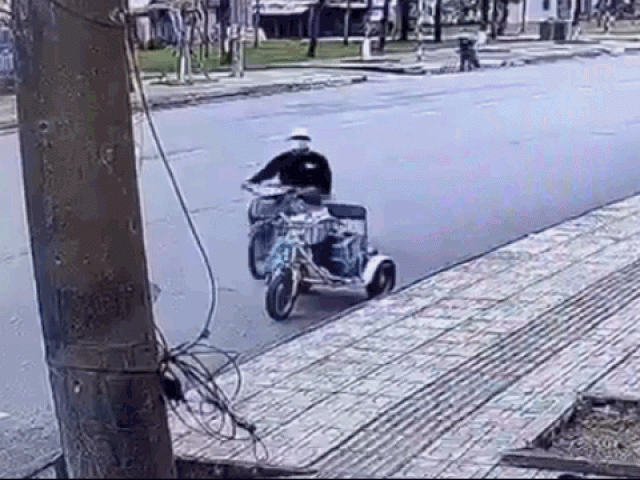 Clip Eva - Clip: Nam thanh niên táo tợn cướp tiền của người bán vé số ngồi xe lăn