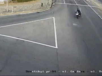 Clip: Xe phân khối lớn tông thẳng vào hông ô tô với tốc độ kinh hoàng