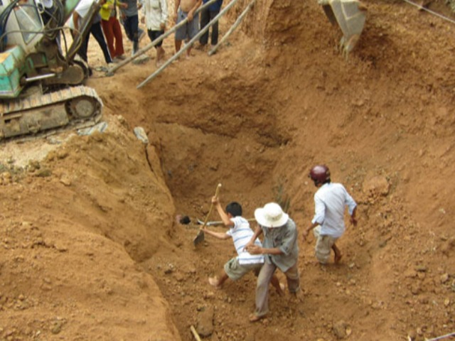 Kế toán biến mất cùng toàn bộ lương công ty, 21 năm sau lộ sự thật dưới nền bê tông