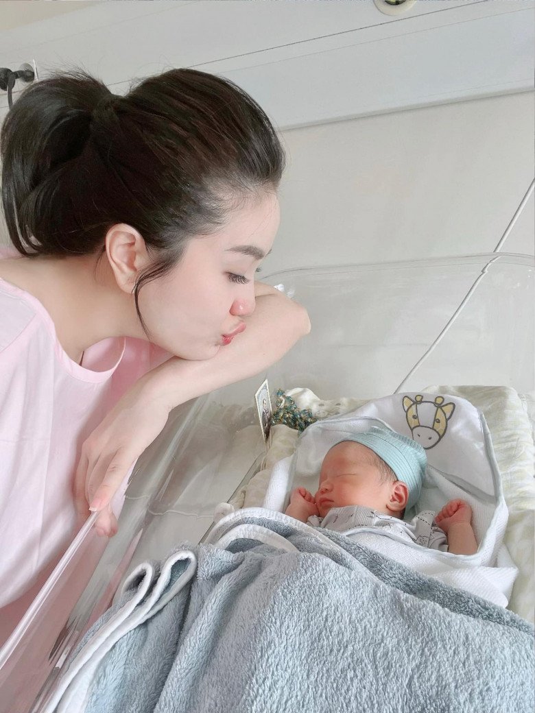 Having a baby with giant Phan Linh, Bao Thy had to endure pain, massage her breasts several times a week - 3