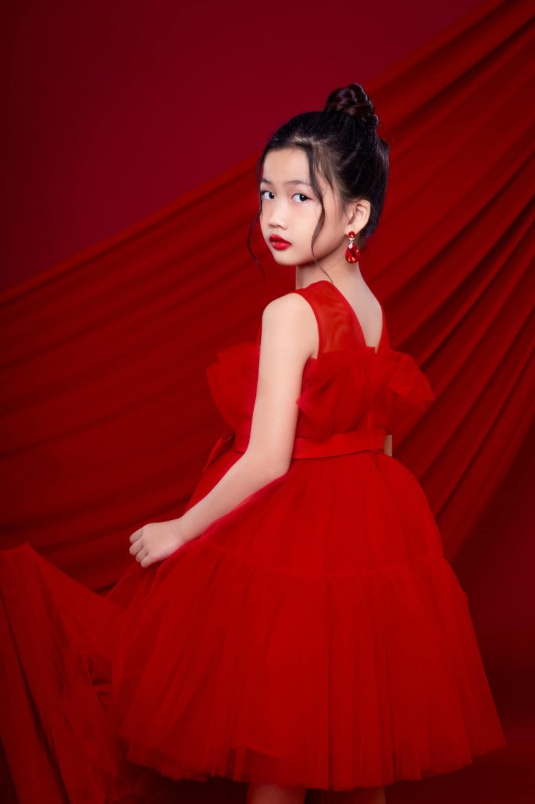 Oc Thanh Van's 9-year-old daughter is as beautiful as her mother, luxurious like a child model - 1
