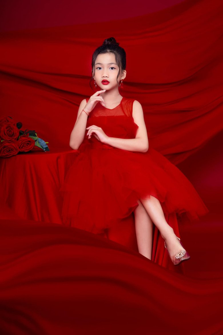 Oc Thanh Van's 9-year-old daughter is as beautiful as her mother, as luxurious as a child model - 3