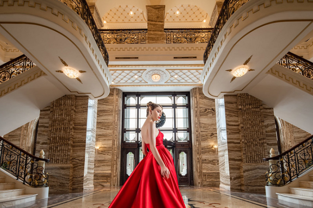 Hành lang cung điện đá D. Palais Louis cũng trưng bày nghệ thuật Art Basel nổi tiếng với Old Masters - những bức tranh cao cấp gần như không thể mua. Tất cả tác phẩm được vẽ tay hoàn toàn bởi các họa sĩ nổi tiếng của Italy. 