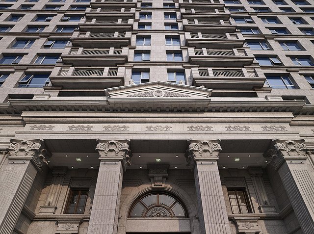 Toàn bộ mặt ngoài của tòa nhà được ốp đá granite thủ công giả cổ công phu, bền vững và phong cách, kết hợp với công nghệ đúc nền móng của Nhật Bản chống động đất tới 12 độ Richter. Với thiết kế này, tòa tháp có thể trường tồn theo thời gian mà không bị cũ đi hay xuống cấp.