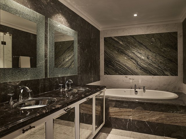 Ngay những chi tiết nhỏ nhất cũng được đầu tư: công tắc bật điện được mạ vàng và có giá khoảng 300 USD, đèn trang trí được sản xuất từ những vật liệu như pha lê Swarovski, thủy tinh đảo Murano,...