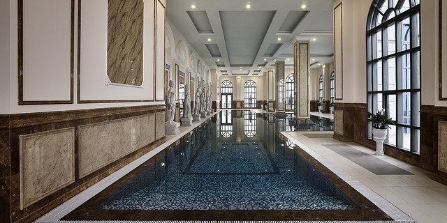 Hai bể bơi bốn mùa được đặt tại tầng thượng của tòa tháp với diện tích 211m2/bể đối xứng nhau, một trong nhà và một ngoài trời trang trí theo phong cách Hoàng gia với cột đá cẩm thạch khảm ngọc và phù điêu điểm xung quanh.