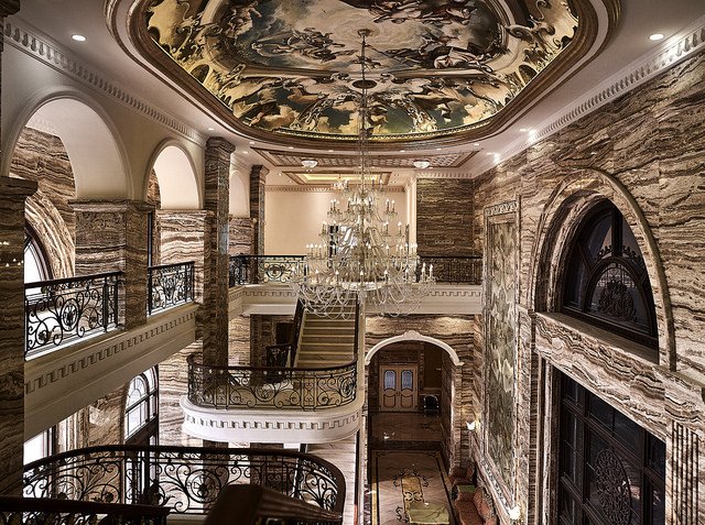 Với diện tích 300m2, đại sảnh của dự án luôn tràn ngập ánh sáng từ chùm đèn pha lê tinh sảo, của vòm trần cong cao 15m, bao phủ bởi bức tranh sơn dầu vẽ tay 6 tháng do họa sỹ từ Italia vẽ.