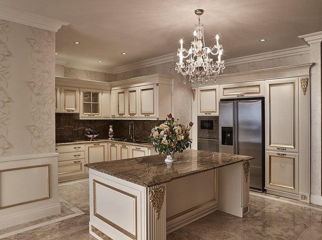 Phòng bếp được thiết kế sang trọng, toàn bộ mắt bếp được ốp đá granite và tủ bếp được làm bằng gỗ sồi, loạt gỗ chuyên dùng để sản xuất xe Benly và RollRoyes. Các thiết bị khác đều được nhập từ các hãng như Blim, Hafele và Fagor Tây Ban Nha.