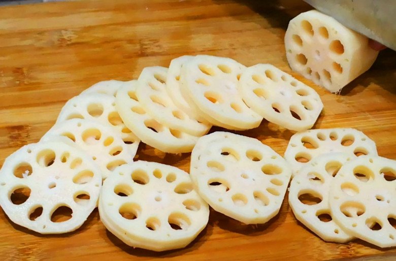 Stir fry lotus root all black, remember this trick is delicious, white as jade - 3
