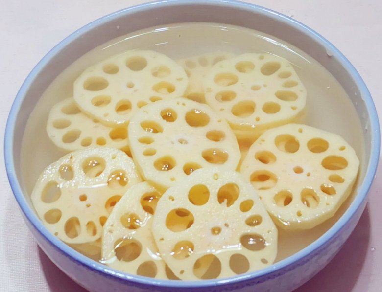 Stir fry lotus root all black, remember this trick is delicious, white as jade - 4