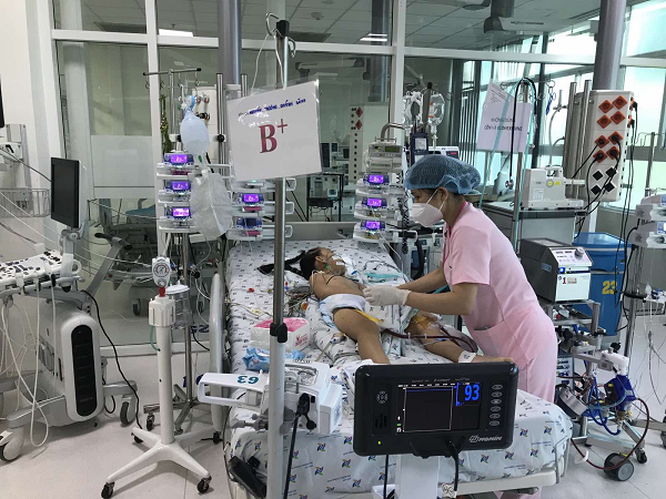 Bé B phải can thiệp ECMO mới cứu được tính mạng do tình trạng rất nặng.