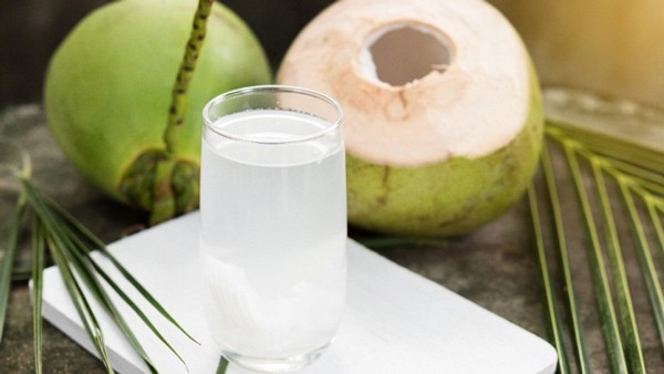 Nước dừa có rất nhiều lợi ích sức khỏe.
