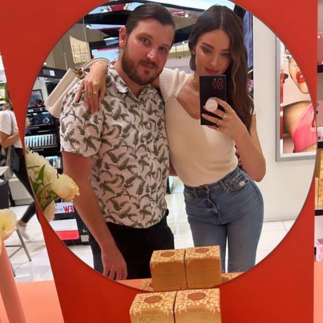 Miranda vẫn sở hữu vòng eo thon, vóc dáng gợi cảm.