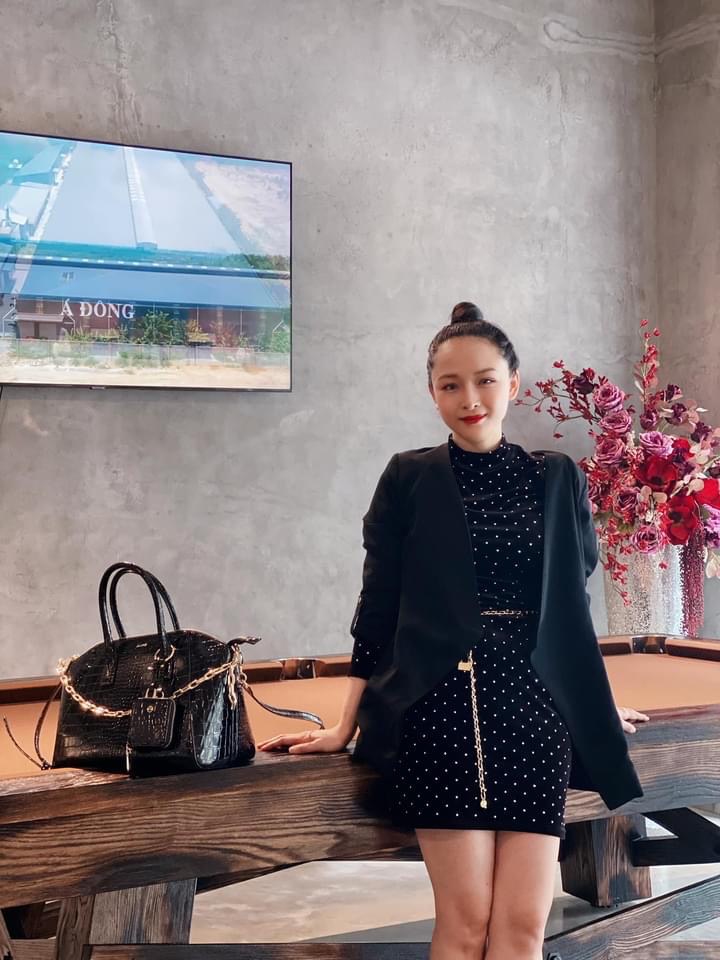 Giữ chức Giám đốc, Hoa hậu Trương Hồ Phương Nga đến công sở ăn mặc sang chảnh, quyền lực  - 3