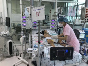 Khỏi COVID-19 2 tuần, bé gái sốt nhẹ rồi nguy kịch, bác sĩ chỉ dấu hiệu cần đi khám ngay