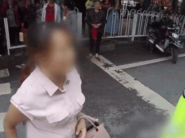Clip Eva - Clip: Bị thổi phạt, người phụ nữ hung hăng tát cảnh sát giao thông