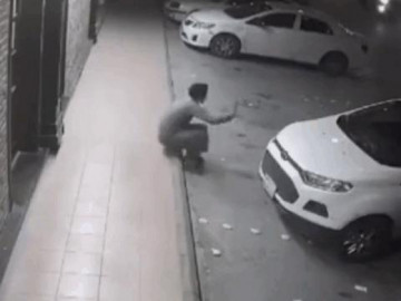  Clip: Phản xạ cực nhanh, người đàn ông thoát bị ô tô đâm trong gang tấc 