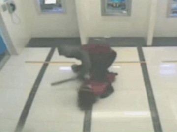  Clip: Bị cướp kề dao vào cổ, cô gái phản đòn cực gắt và cái kết 