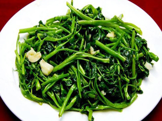 2 cách làm rau muống xào tỏi ngon, xanh giòn, không bị đen