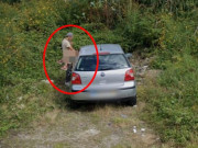 Tin tức - Cặp đôi dừng xe làm "chuyện ấy" giữa ban ngày, bị dân mạng chỉ trích dữ dội