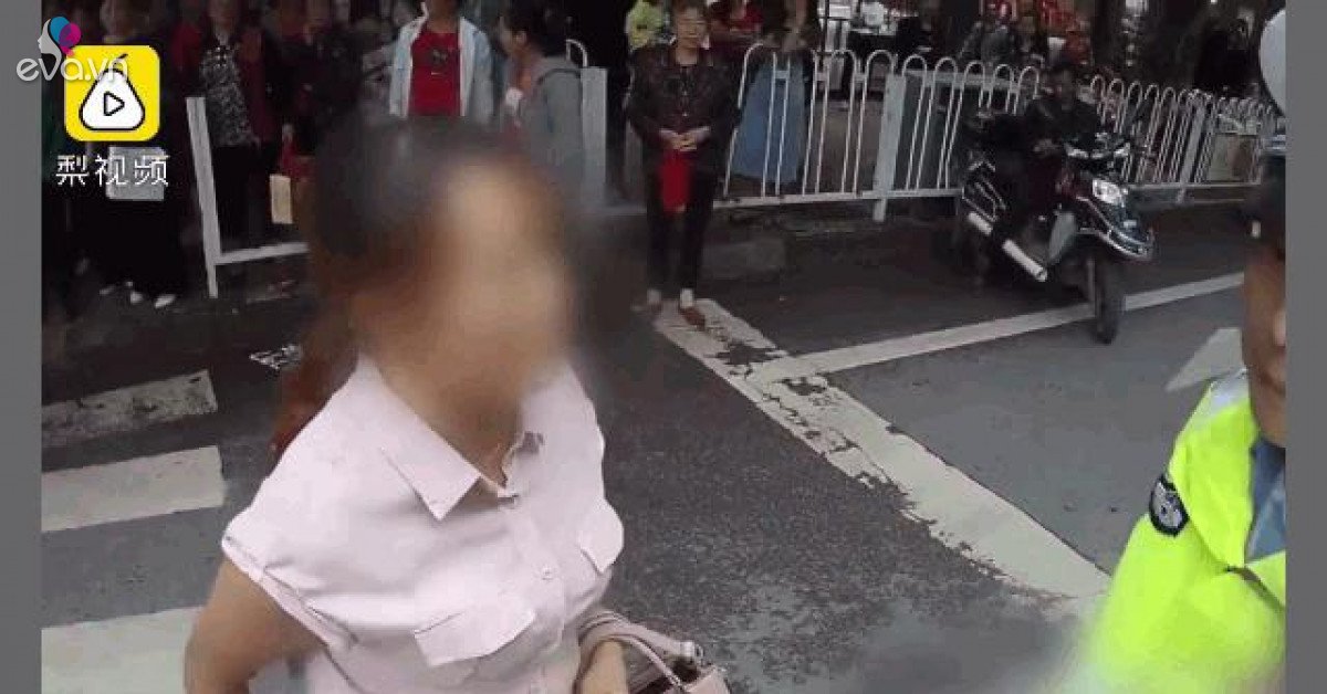 Being fined, the woman aggressively slapped the traffic police