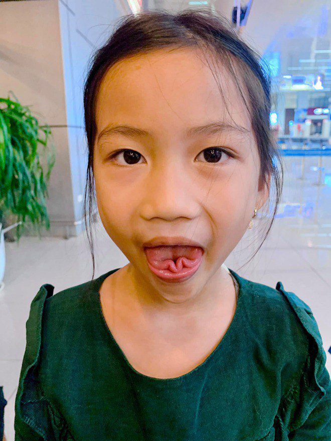 Thanh Van's daughter, Hong Dang owns a tongue that 1% of people in the world can do - 6
