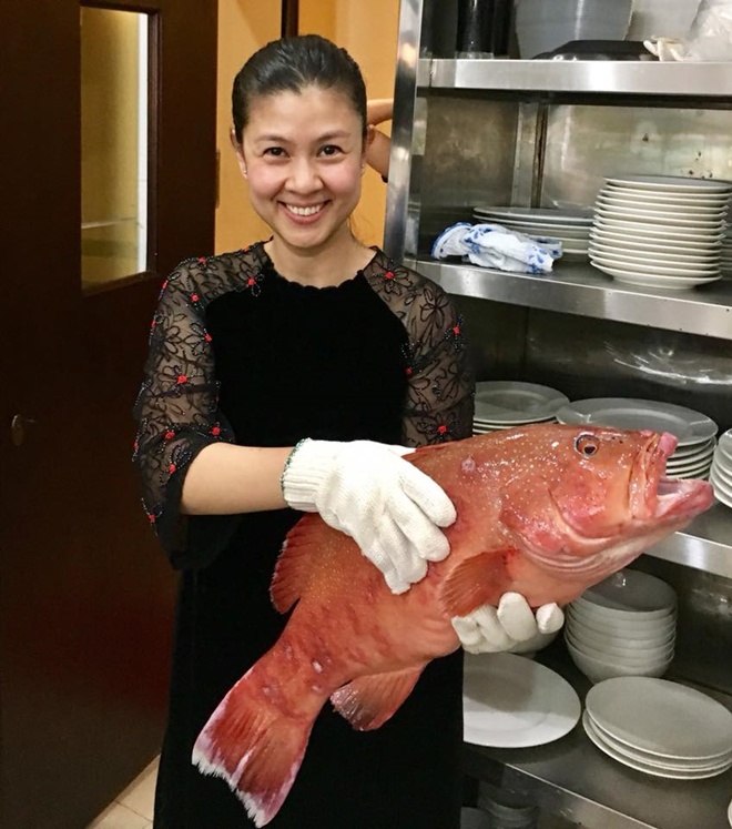 Chi Bao shows off a dish with fancy red fish, which turns out to be a rare and expensive species - 8