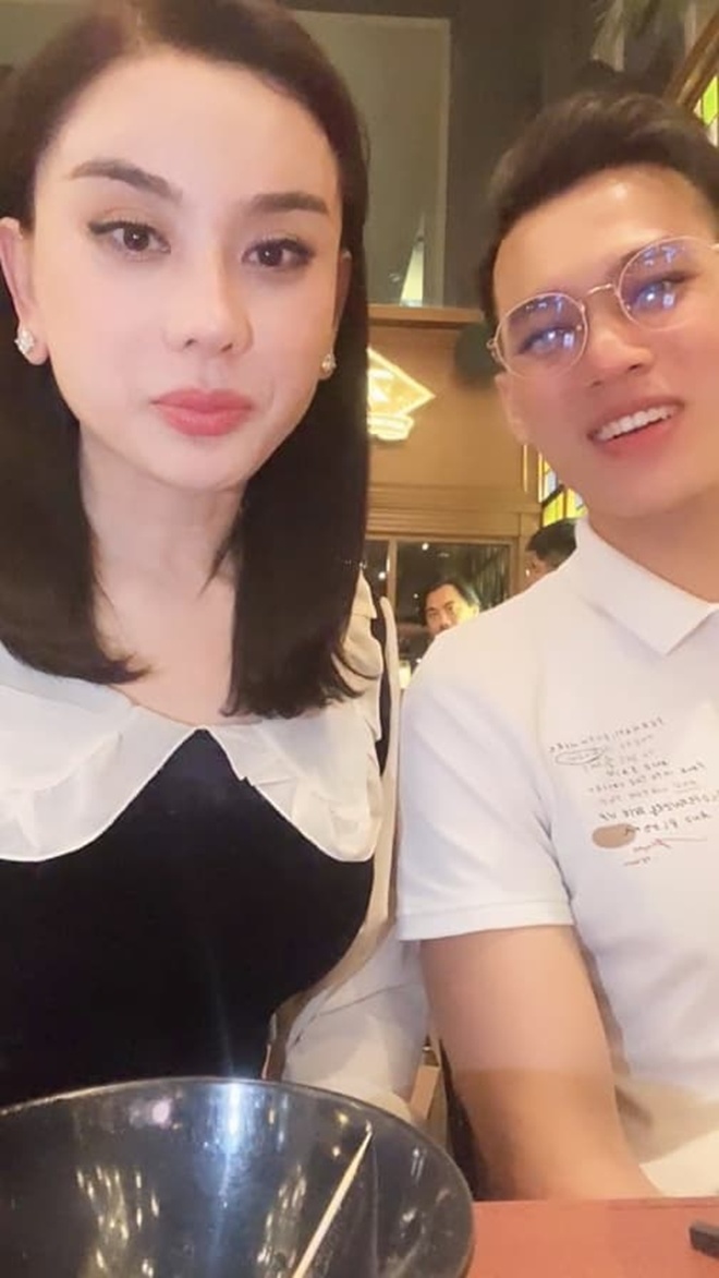 Lâm Khánh Chi tuyên bố sẽ kết hôn vào cuối năm nay trong một buổi livestream.